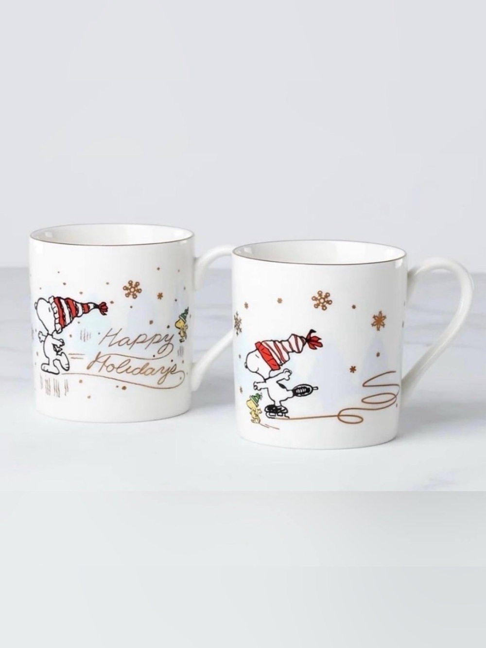 LENOX. Set of 2 mugs featuring Snoopy ice skating. A festive highlight! These Sn